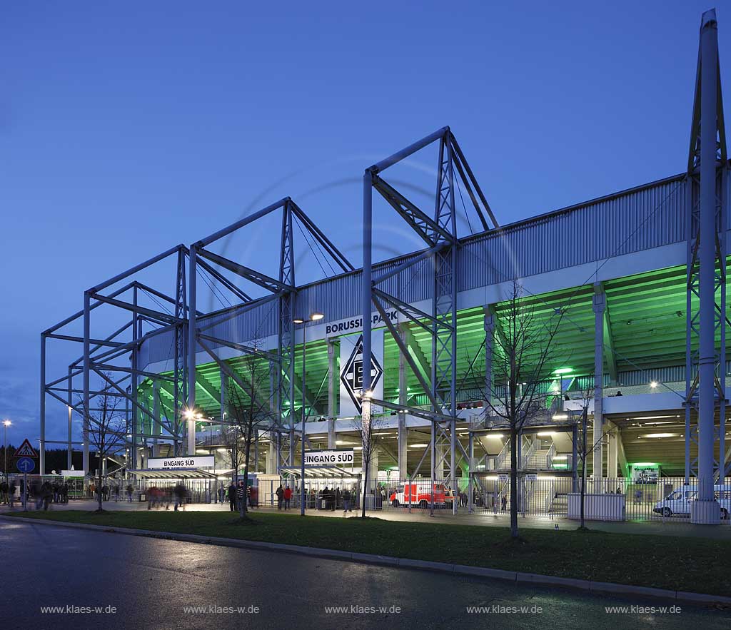 Moenchengladbach Borussiapark Stadion Suedeingang Aussenansicht waehrend eines Fussballspiels Borussia Monchengladbach gegen FC Schalke 4 zur blauen Stunde, illuminiert mit neue angebrachtem Borussia Logo November 2009 ueber den Eingaengen; Borussia Moenchengladbach football Statium blue hour with illumination