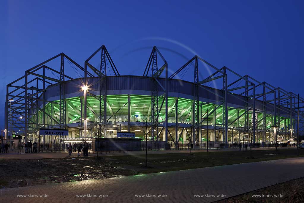 Moenchengladbach Borussiapark Stadion Suedosteingang Aussenansicht waehrend eines Fussballspiels Borussia Monchengladbach gegen FC Schalke 4 zur blauen Stunde, illuminiert mit neue angebrachtem Borussia Logo November 2009 ueber den Eingaengen; Borussia Moenchengladbach football Statium blue hour with illumination