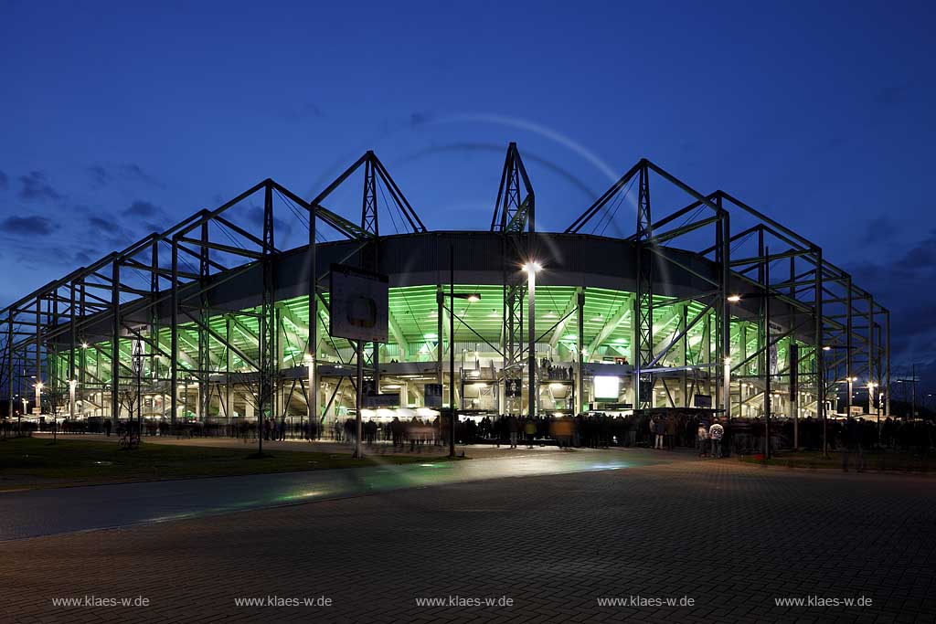 Moenchengladbach Borussiapark Stadion Nordosteingang Aussenansicht waehrend eines Fussballspiels Borussia Monchengladbach gegen FC Schalke 4 zur blauen Stunde, illuminiert mit neue angebrachtem Borussia Logo November 2009 ueber den Eingaengen; Borussia Moenchengladbach football Statium blue hour with illumination