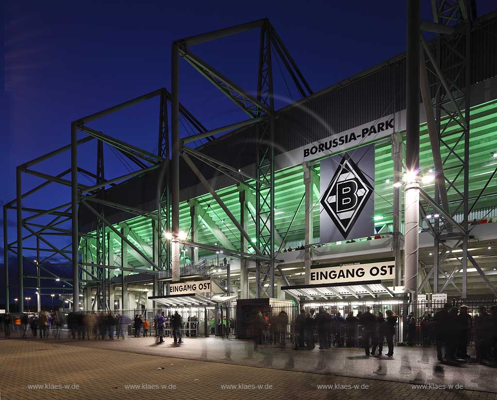 Moenchengladbach Borussiapark Stadion Osteingang Aussenansicht waehrend eines Fussballspiels Borussia Monchengladbach gegen FC Schalke 4 zur blauen Stunde, illuminiert mit neue angebrachtem Borussia Logo November 2009 ueber den Eingaengen; Borussia Moenchengladbach football Statium blue hour with illumination