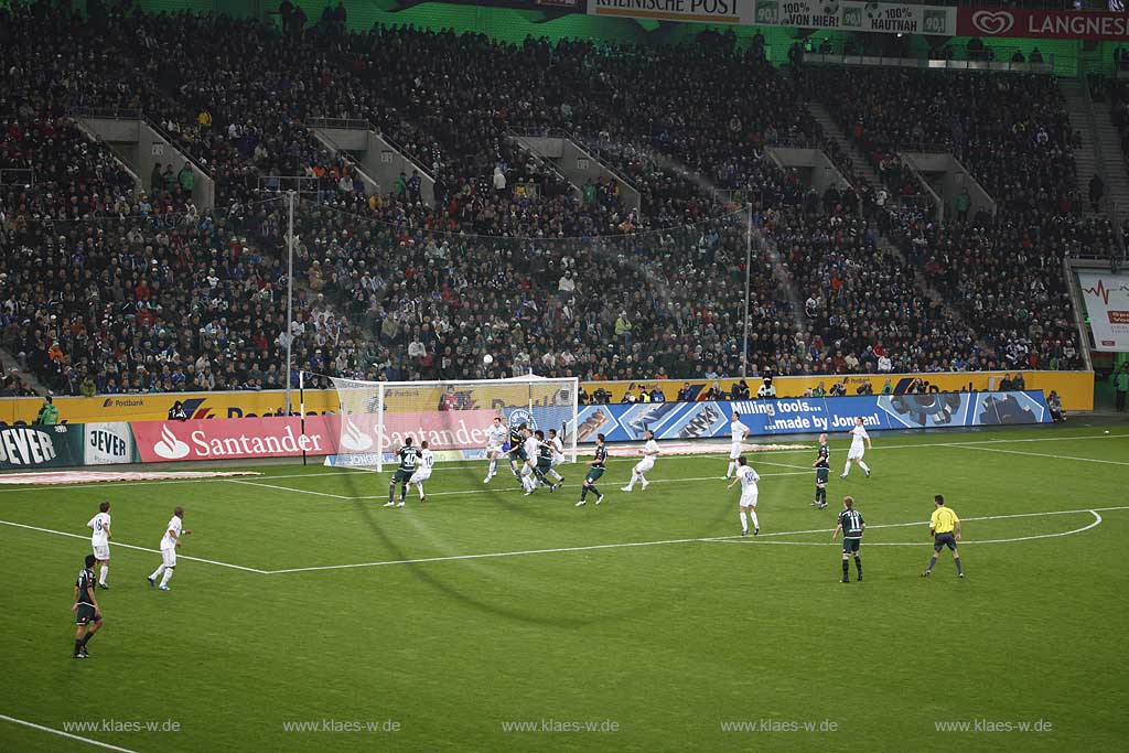 Moenchengladbach Borussiapark Stadion Innennansicht waehrend eines Fussballspiels Borussia Monchengladbach gegen FC Schalke 4 mit Flutlicht Spielszene Moenchengladbach im Angriff vor Schalker Tor in der Suedkurve; Moenchengladbach Stadium internal picture during Football game Borussia Moenchengladbach vs. FC Schalke 04 
