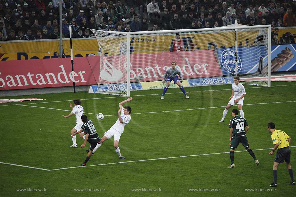 Moenchengladbach Borussiapark Stadion Innennansicht waehrend eines Fussballspiels Borussia Monchengladbach gegen FC Schalke 4 mit Flutlicht Spielszene Moenchengladbach im Angriff vor Schalker Tor in der Suedkurve; Moenchengladbach Stadium internal picture during Football game Borussia Moenchengladbach vs. FC Schalke 04 