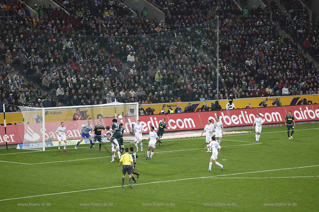 Moenchengladbach Borussiapark Stadion Innennansicht waehrend eines Fussballspiels Borussia Monchengladbach gegen FC Schalke 4 mit Flutlicht Spielszene Moenchengladbach im Angriff vor Schalker Tor in der Suedkurve; Moenchengladbach Stadium internal picture during Football game Borussia Moenchengladbach vs. FC Schalke 04 