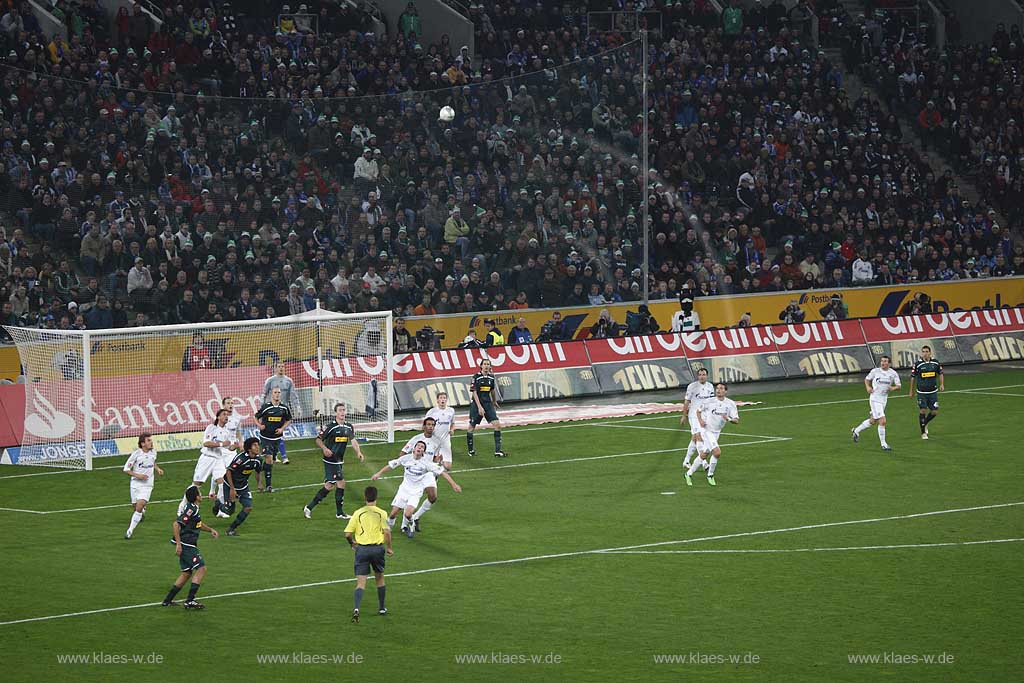 Moenchengladbach Borussiapark Stadion Innennansicht waehrend eines Fussballspiels Borussia Monchengladbach gegen FC Schalke 4 mit Flutlicht Spielszene Moenchengladbach im Angriff vor Schalker Tor in der Suedkurve; Moenchengladbach Stadium internal picture during Football game Borussia Moenchengladbach vs. FC Schalke 04 