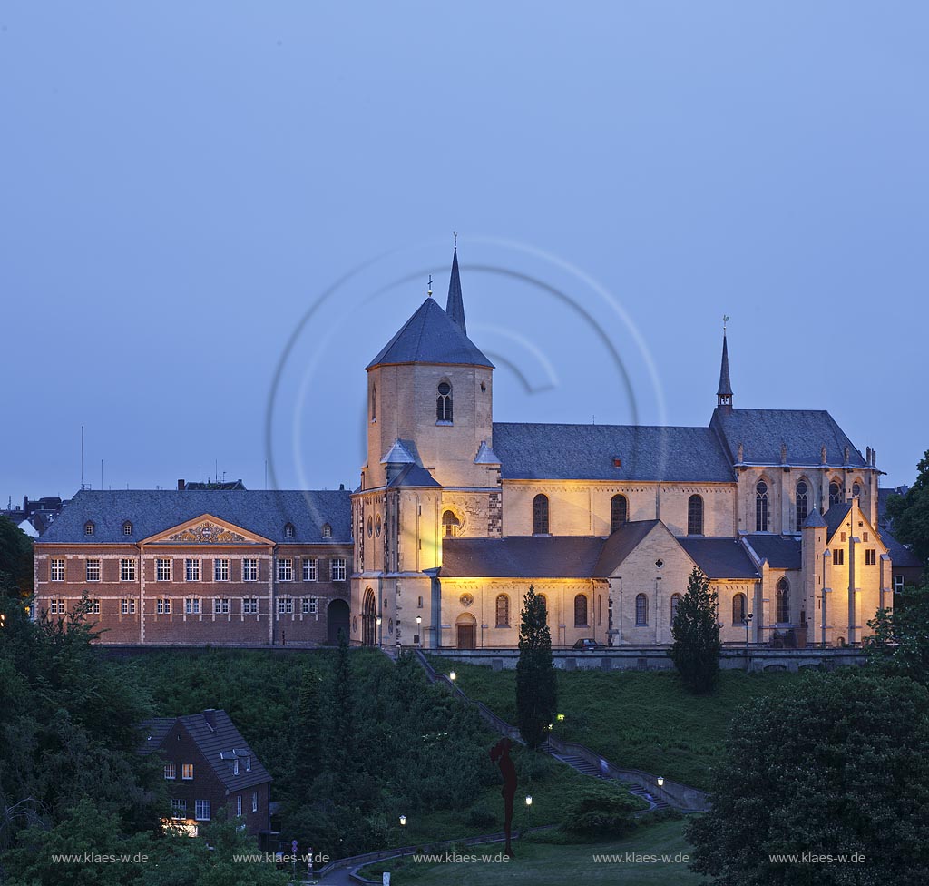 Moenchengladbach, Muenster St. Vitus zur blauen Stunde; Moenchengladbach, minster St. Vitus during the blue hour.