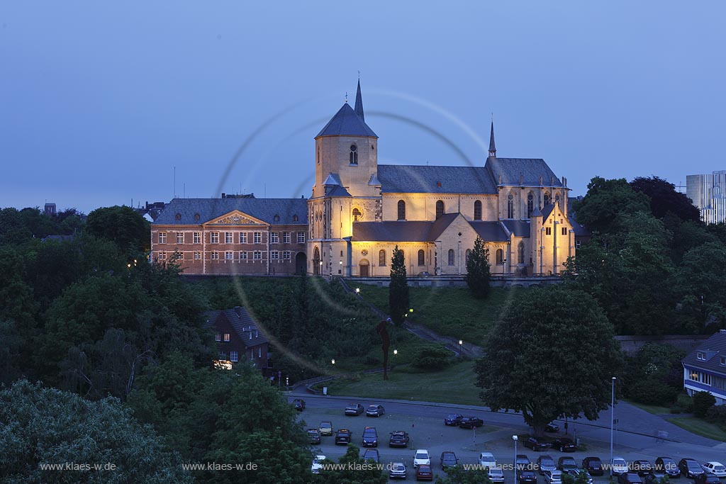 Moenchengladbach, Muenster St. Vitus zur blauen Stunde; Moenchengladbach, minster St. Vitus during the blue hour.