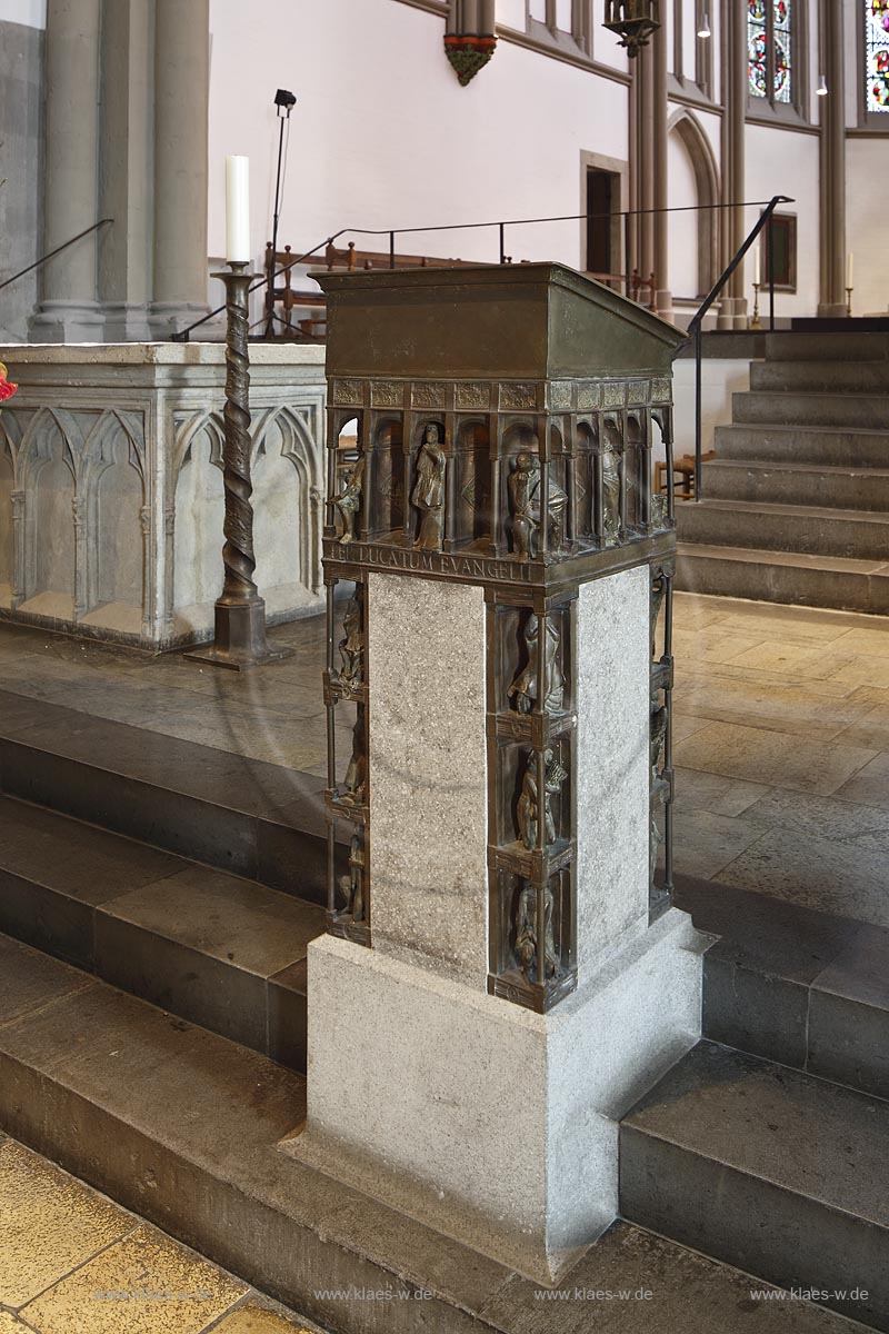 Moenchengladbach,  Muenster St. Vitus, Ambo von Elmar Hillebrand (1991),"PER DUCATEM EVANGELII! - Unter Fuehrung des Evangeliums";  Moenchengladbach, minster St. Vitus, ambon made by artist Elmar Hillebrand (1991).
