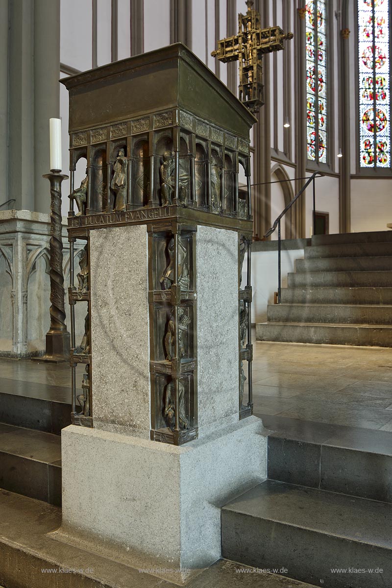 Moenchengladbach,  Muenster St. Vitus, Ambo von Elmar Hillebrand (1991),"PER DUCATEM EVANGELII! - Unter Fuehrung des Evangeliums";  Moenchengladbach, minster St. Vitus, ambon made by artist Elmar Hillebrand (1991).