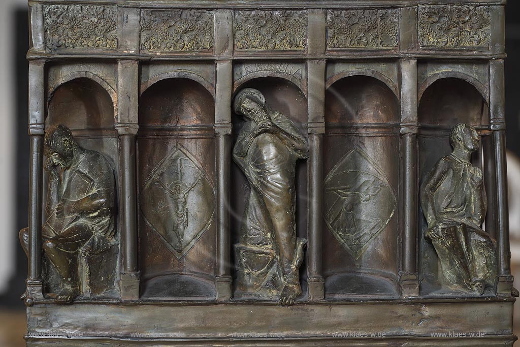 Moenchengladbach, Muenster St. Vitus, Ambo von Elmar Hillebrand (1991),"PER DUCATEM EVANGELII! - Unter Fuehrung des Evangeliums";  Moenchengladbach, minster St. Vitus, ambon made by artist Elmar Hillebrand (1991).