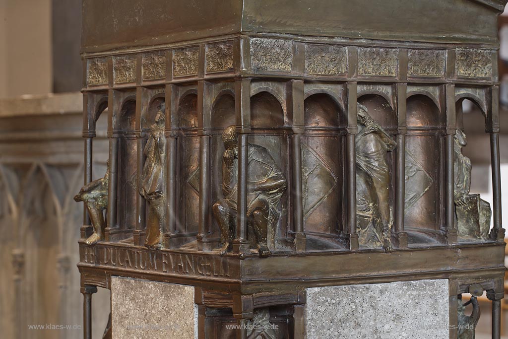 Moenchengladbach,  Muenster St. Vitus, Ambo von Elmar Hillebrand (1991),"PER DUCATEM EVANGELII! - Unter Fuehrung des Evangeliums";  Moenchengladbach, minster