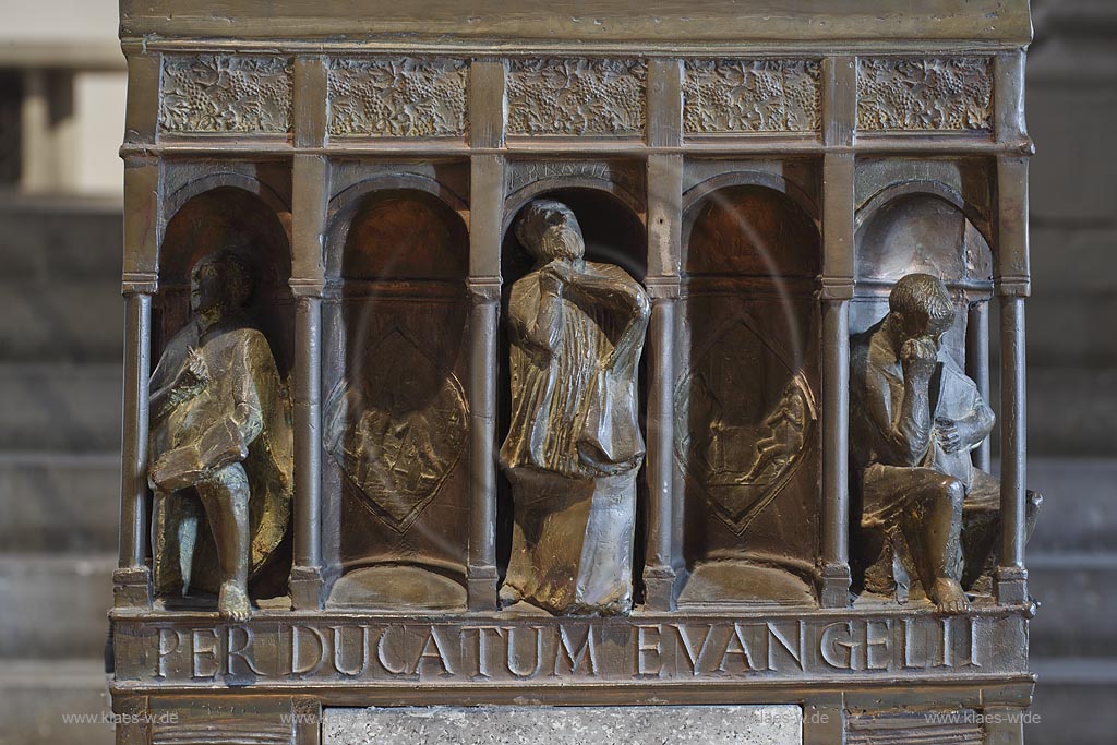 Moenchengladbach,  Muenster St. Vitus, Ambo von Elmar Hillebrand (1991),"PER DUCATEM EVANGELII! - Unter Fuehrung des Evangeliums";  Moenchengladbach, minster St. Vitus, ambon made by artist Elmar Hillebrand (1991).