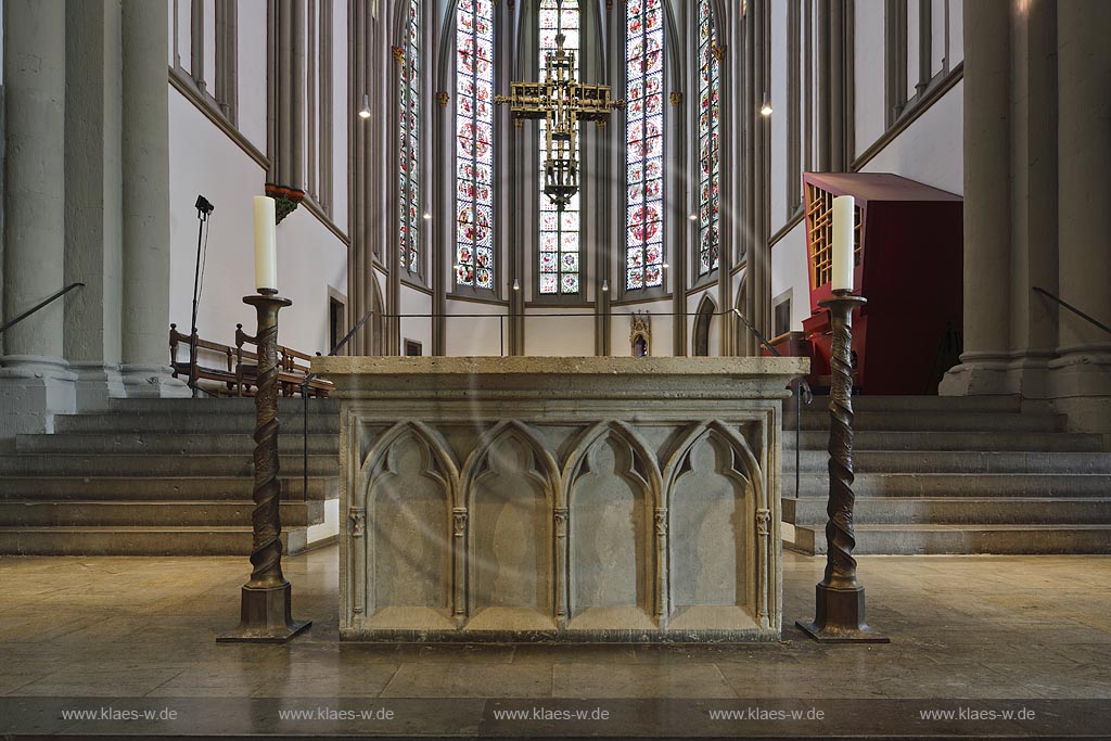 Moenchengladbach, Muenster St. Vitus, Blick  zum Chor und Triumphkreuz von Elmar Hillebrand; Moenchengladbach, minster St. Vitus, view to the chancel and to the cross Triumphkreuz by Elmar Hillebrand.