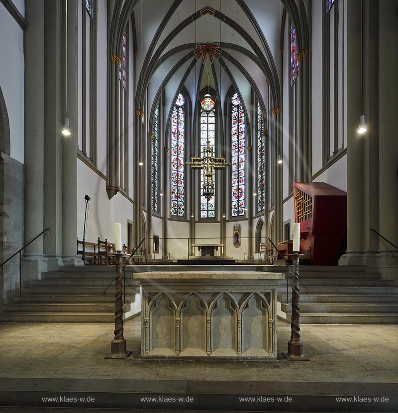 Moenchengladbach, Muenster St. Vitus, Blick  zum Chor und Triumphkreuz von Elmar Hillebrand; Moenchengladbach, minster St. Vitus, view to the chancel and to the cross Triumphkreuz by Elmar Hillebrand.