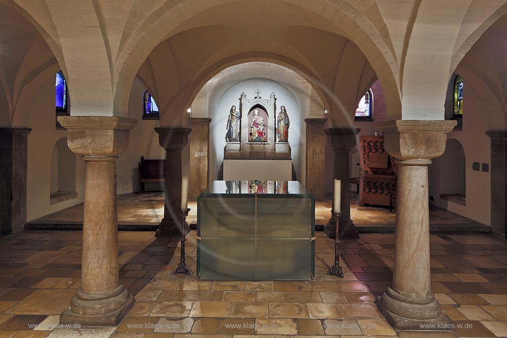 Moenchengladbach, Muenster St. Vitus, Krypta mit thronender Mutter Gottes sowie Plastiken  der Heiligen Barbara und Katharina; Moenchengladbach, minster St. Vitus,  crypt with Mother of God and sculpture of the holy Barbara and Katharina.