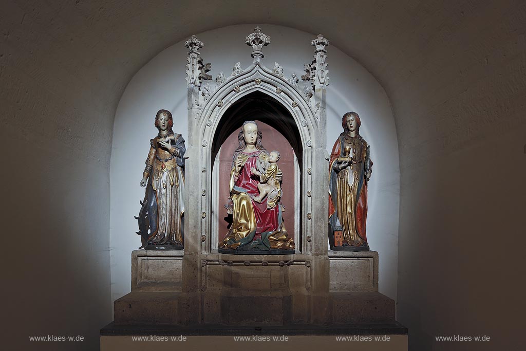 Moenchengladbach, Muenster St. Vitus, Krypta mit thronender Mutter Gottes sowie Plastiken  der Heiligen Barbara und Katharina; Moenchengladbach, minster St. Vitus,  crypt with Mother of God and sculpture of the holy Barbara and Katharina.