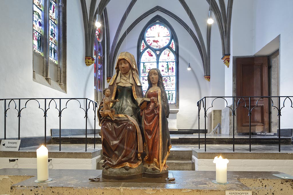 Moenchengladbach, Muenster St. Vitus, Martinschor mit Skulptur heilige Anna Selbdritt (spaetes 15. Jahrhundert); Moenchengladbach, minster St. Vitus, choir Martinschor with sculpture holy Anna Selbdritt (15th century).