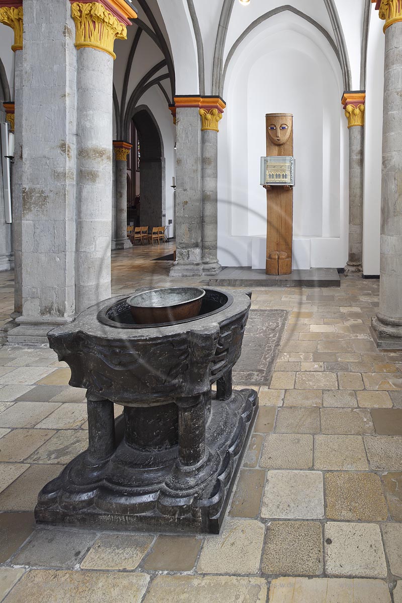 Moenchengladbach, Muenster St. Vitus, Taufbecken; Moenchengladbach, minster St. Vitus, baptismal font.