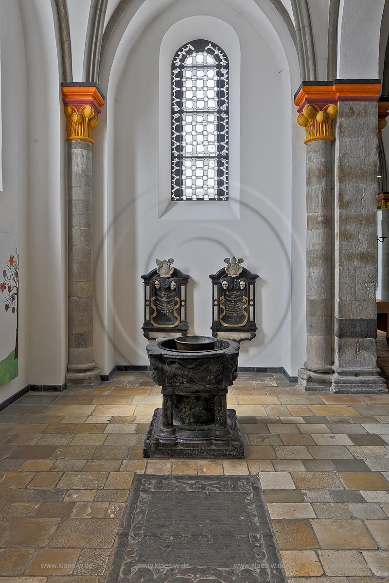 Moenchengladbach, Muenster St. Vitus, Taufbecken; Moenchengladbach, minster St. Vitus, baptismal font.