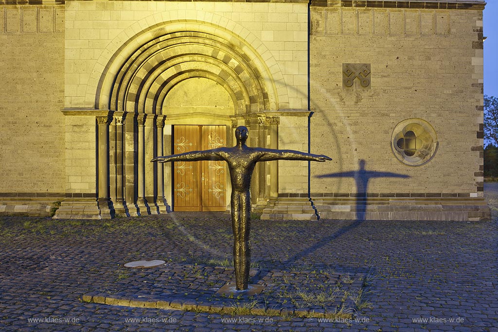 Moenchengladbach, Muenster St. Vitus, Westportal mit Bronzestatue, um 1180, Hoehe: 225 cm; Moenchengladbach, minsterSt.Vitus, west portal with a sculpture.