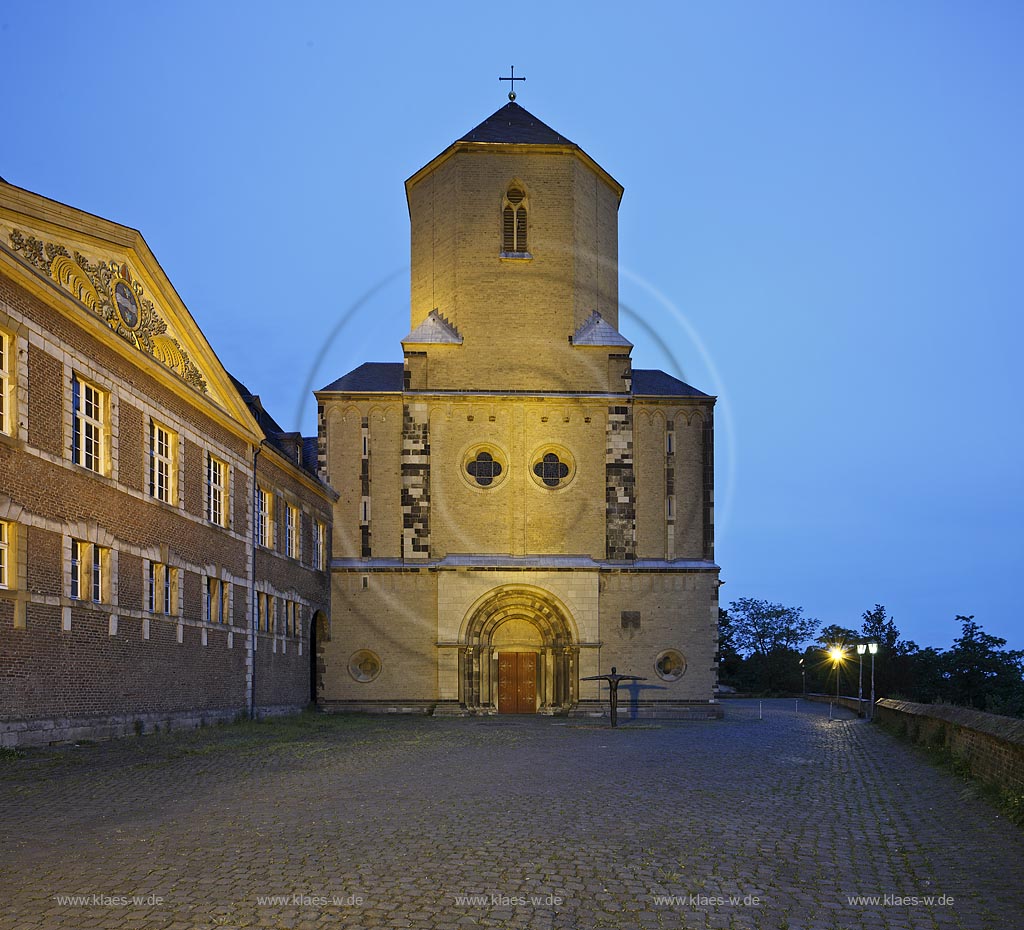 Moenchengladbach, Muenster St. Vitus, Westwerk zur blauen Stunde; Moenchengladbach, minsterSt.Vitus, westwork at blue hour.