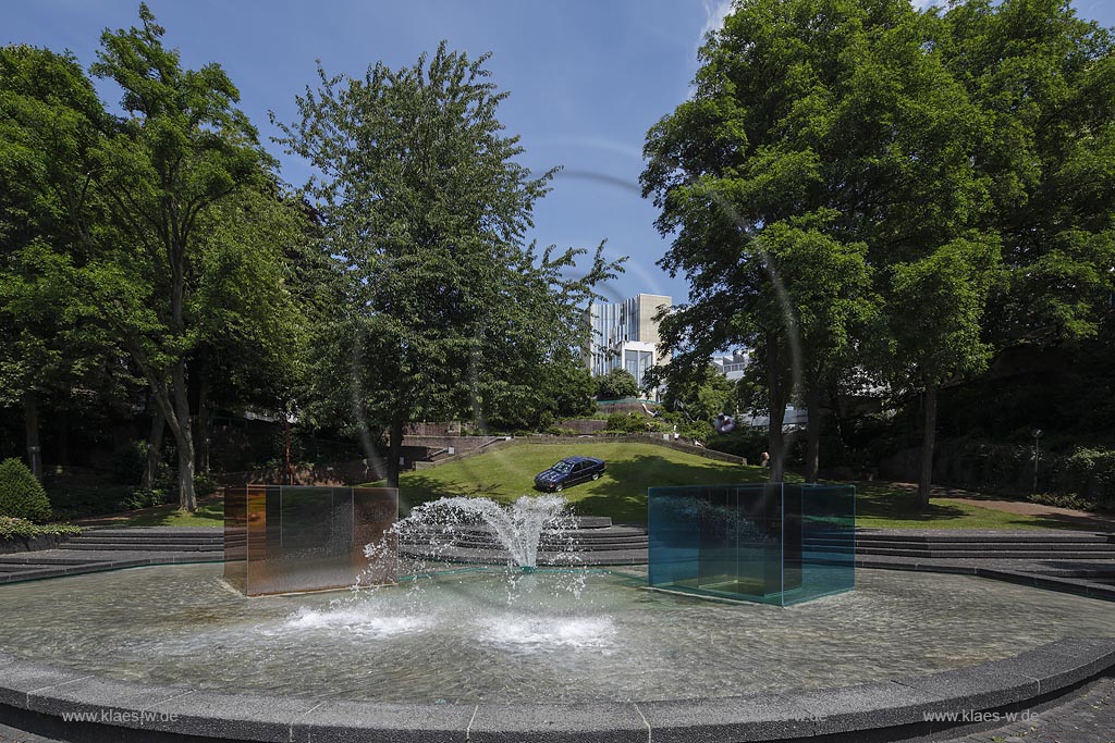 Moenchengladbach, Staedtisches Museum Abteiberg, Skulpturengarten, im Zentrum  das Arolsen-Piece von 1992, ein Werk des amerikanischen Minimalkuenstlers "Larry Bell", geb.1939. Zwei Doppelkuben alternierend aus pinkfarbenem und azurblauem Glas sind diagonal in das vorhandene Wasserbassin neben die Fontaene eingesetzt, Museumsgebaeude im Hintergrund; Moenchengladbach, museum Staedtisches Museum Abteiberg, sculpture garden of the museum with fountain.