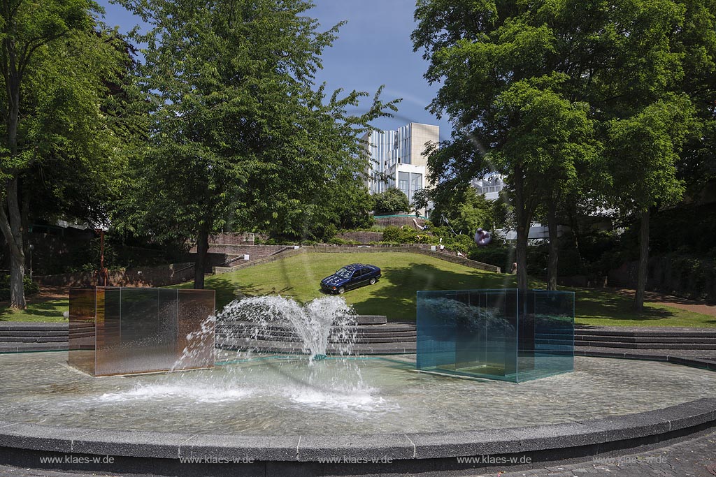 Moenchengladbach, Staedtisches Museum Abteiberg, Skulpturengarten, im Zentrum  das Arolsen-Piece von 1992, ein Werk des amerikanischen Minimalkuenstlers "Larry Bell", geb.1939. Zwei Doppelkuben alternierend aus pinkfarbenem und azurblauem Glas sind diagonal in das vorhandene Wasserbassin neben die Fontaene eingesetzt, Museumsgebaeude im Hintergrund; Moenchengladbach, museum Staedtisches Museum Abteiberg, sculpture garden of the museum with fountain.