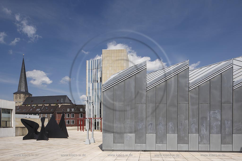 Moenchengladbach, Staedtisches Museum Abteiberg, Eingangsbereich  mit Skulptur "Pointes et Courbes" (Spitzen und Kurven) von 1970 von "Alexander Calder" und Citykirche im Hintergrund; Moenchengladbach, museum Staedtisches Museum Abteiberg, entrance area with sculpture  "Pointes et Courbes"  anno 1970 by Alexander Calder and church Citykirche in the background.