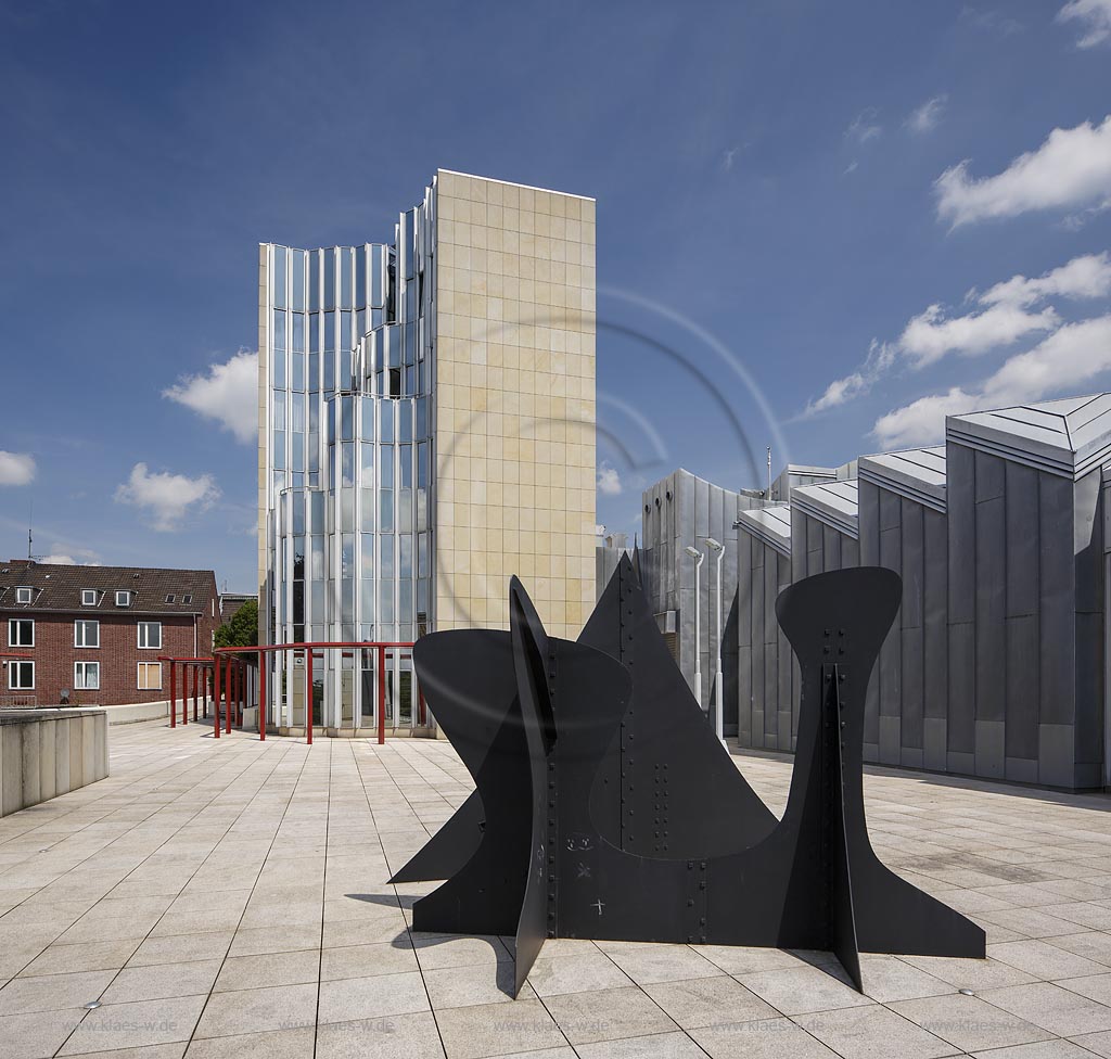 Moenchengladbach, Staedtisches Museum Abteiberg, Eingangsbereich  mit Skulptur "Pointes et Courbes" (Spitzen und Kurven) von 1970 von "Alexander Calder"; Moenchengladbach, museum Staedtisches Museum Abteiberg, entrance area with sculpture  "Pointes et Courbes"  anno 1970 by Alexander Calder.