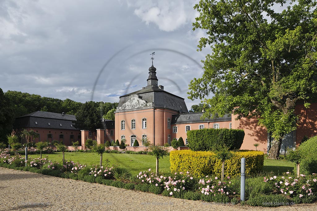 Moenchengladbach-Wickrath, Wasserschloss Schloss Wickrath mit allgemein zugaenglicher Parkanlage; Moenchengladbach-Wickrath, moated castle Schloss Wickrath with parque.