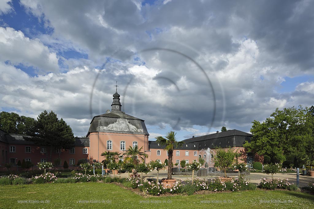 Moenchengladbach-Wickrath, Wasserschloss Schloss Wickrath mit allgemein zugaenglicher Parkanlage; Moenchengladbach-Wickrath, moated castle Schloss Wickrath with parque.