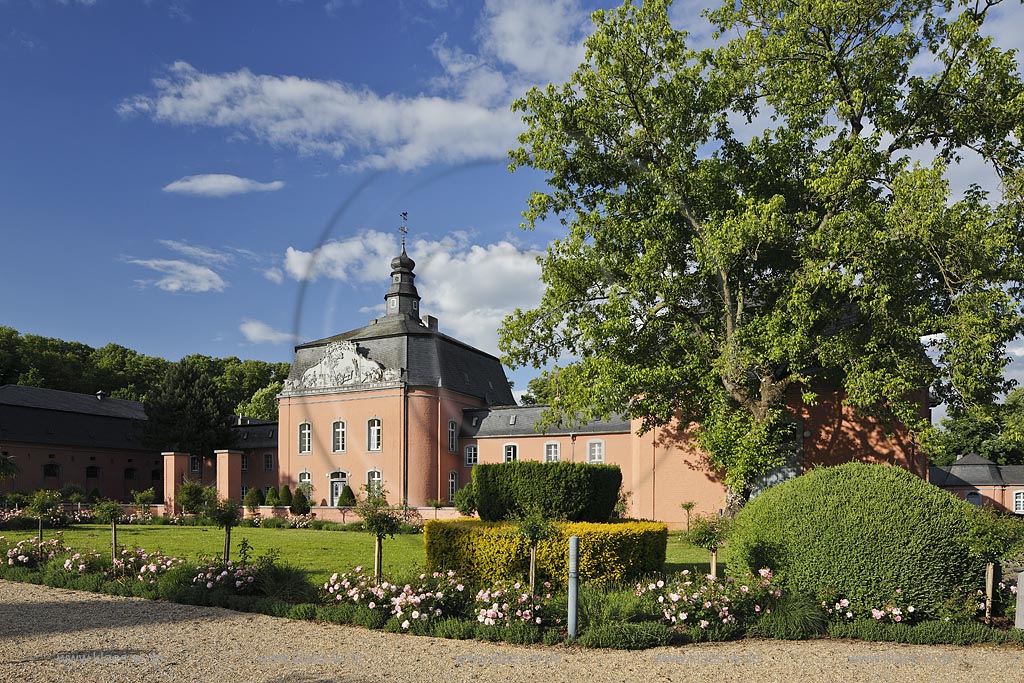 Moenchengladbach-Wickrath, Wasserschloss Schloss Wickrath mit allgemein zugaenglicher Parkanlage; Moenchengladbach-Wickrath, moated castle Schloss Wickrath with parque.