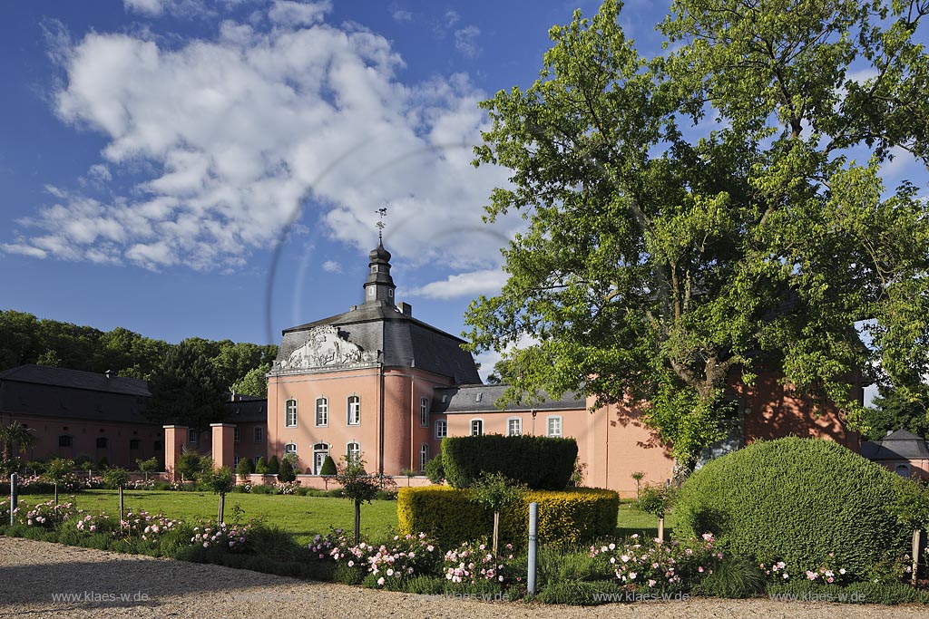 Moenchengladbach-Wickrath, Wasserschloss Schloss Wickrath mit allgemein zugaenglicher Parkanlage; Moenchengladbach-Wickrath, moated castle Schloss Wickrath with parque.