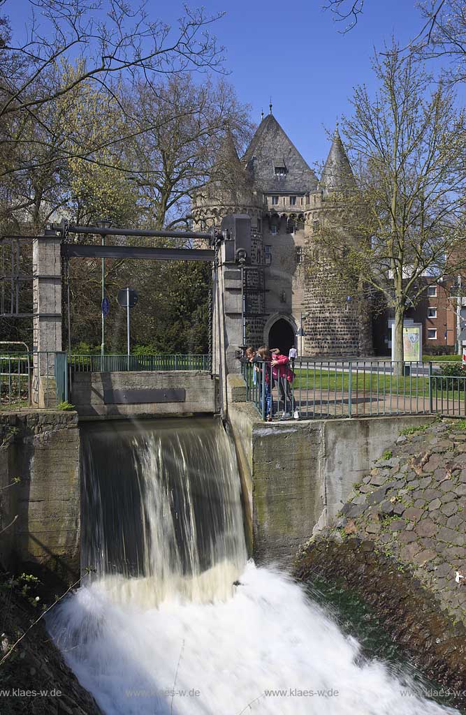 Neuss, die Obererft mit Wehr im Hintergrund das mittelalterliche  Stadttor, das Obertor; River Ebererft with dam and towngate in the background