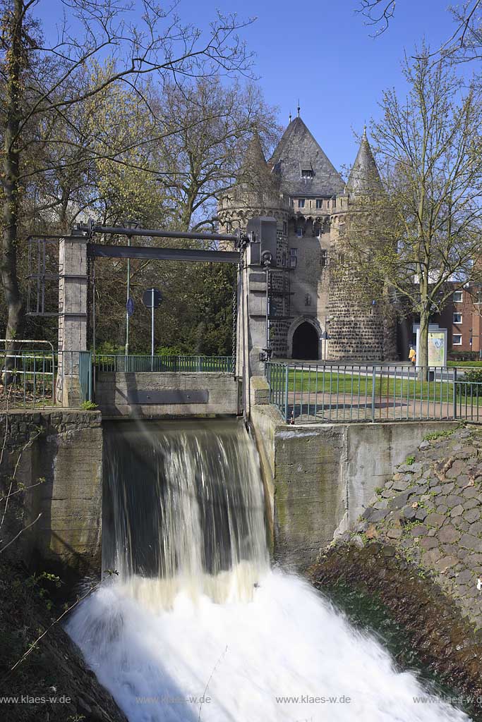 Neuss, die Obererft mit Wehr im Hintergrund das mittelalterliche  Stadttor, das Obertor; River Ebererft with dam and towngate in the background