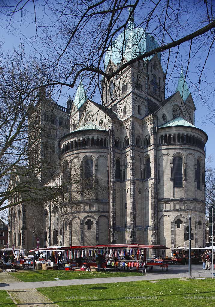 Neuss das Quirinusmuenster St. Quirin hier Choransicht ist eine der bedeutendsten spaetromanischen Kichen am Niederrhein; Minster St. Quirin is one of the most famous late romanic cathedrals at Lower Rhine