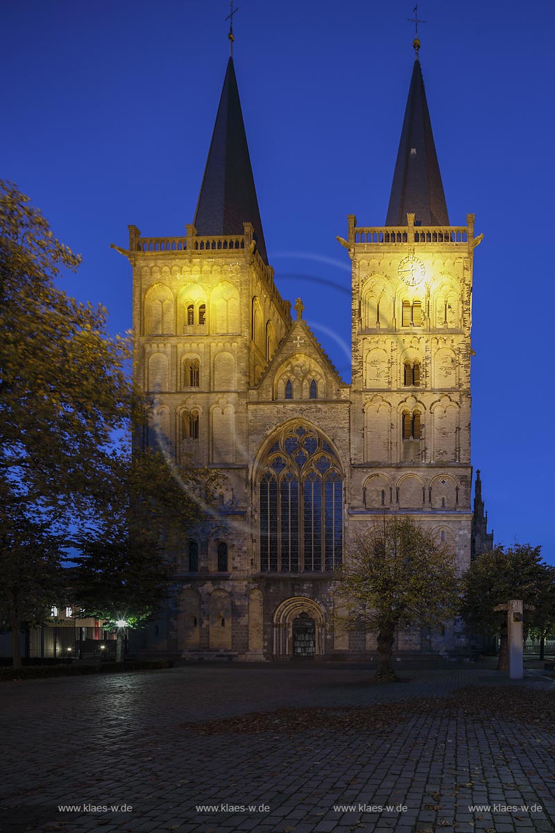 Xanten, Blick auf den Dom St. Victor zur blauen Stunde, er gilt als Groesster Dom zwischen Koeln und dem Meer; Xanten, view to the cathedral St. Victor at blue hour.