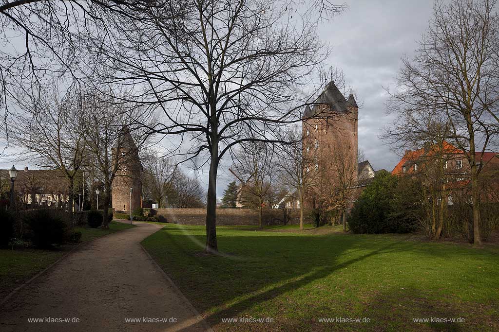 Xanten, Stimmung mit dunklen Wolken,sonnig, Blick zum Klever Tor mit Kriemhildmuehle im Hintergrund, Fruehling mit kahlen Baeumen; Kleve impression with town gate Klever Tor in springtime with dark clouds