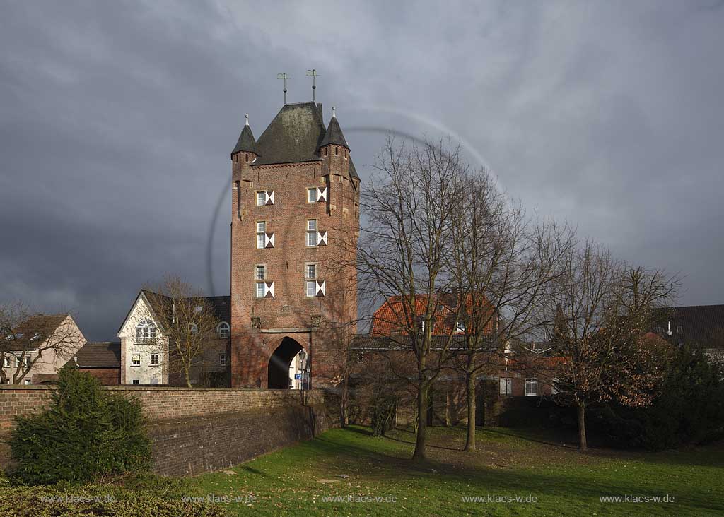 Xanten, Stimmung mit dunklen Wolken, sonnig, Klever Tor im Fruehling mit kahlen Baeumen; Kleve impression with towngate Klever Tor in springtime with dark clouds