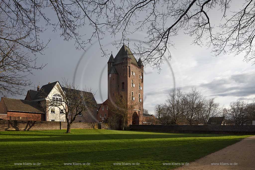 Xanten, Stimmung mit  Wolken, Gegenlicht, sonnig, Klever Tor im Fruehling mit kahlen Baeumen; Kleve impression with towngate Klever Tor in springtime with clouds