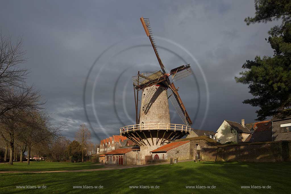 Xanten, Stimmung mit dunklen Wolken, sonnig, Windmuehle Kriemhildmuehle im Fruehling mit kahlen Baeumen; Kleve impression with windmill in springtime with dark clouds