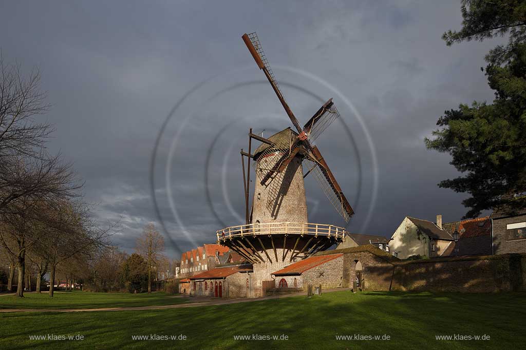 Xanten, Stimmung mit dunklen Wolken, sonnig, Windmuehle Kriemhildmuehle im Fruehling mit kahlen Baeumen; Kleve impression with windmill in springtime with dark clouds