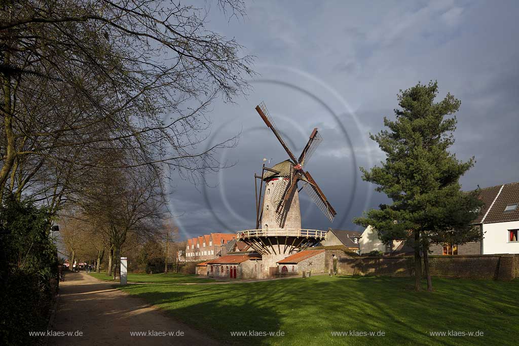 Xanten, Stimmung mit dunklen Wolken, sonnig, Windmuehle Kriemhildmuehle im Fruehling mit kahlen Baeumen; Kleve impression with windmill in springtime with dark clouds