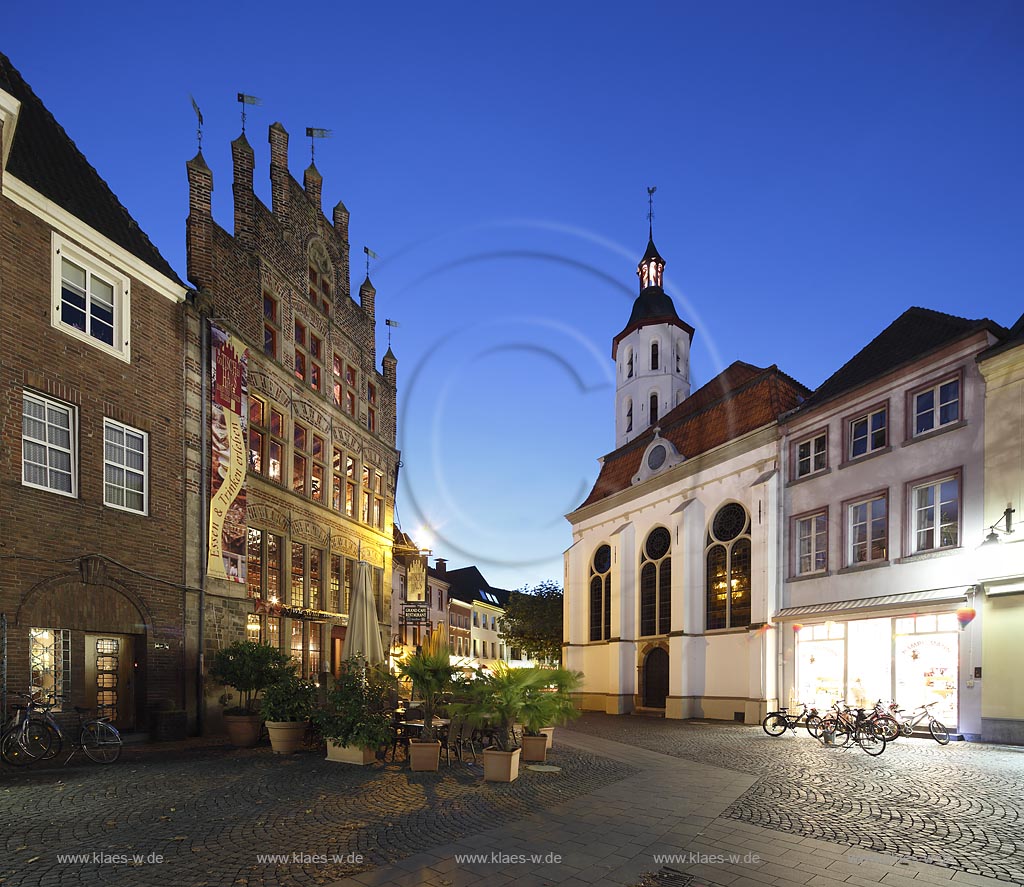 Xanten, Blick auf den Markt mit Gotisches Haus und evangelischer Kirche Xanten Moermter zur blauen Stunde;  Xanten, view to the market place with the house Gottsches Haus and with the evangelic church Xanten Moermter at blue hour.