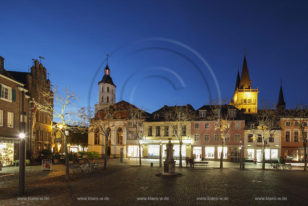 Xanten, Blick auf den Markt mit Gotisches Haus, evangelischer Kirche Xanten Moermter und Dom St. Victor zur blauen Stunde;  Xanten, view to the market place with the house Gottsches Haus, the evangelic church Xanten Moermter and with the cathedral St Victor at blue hour.