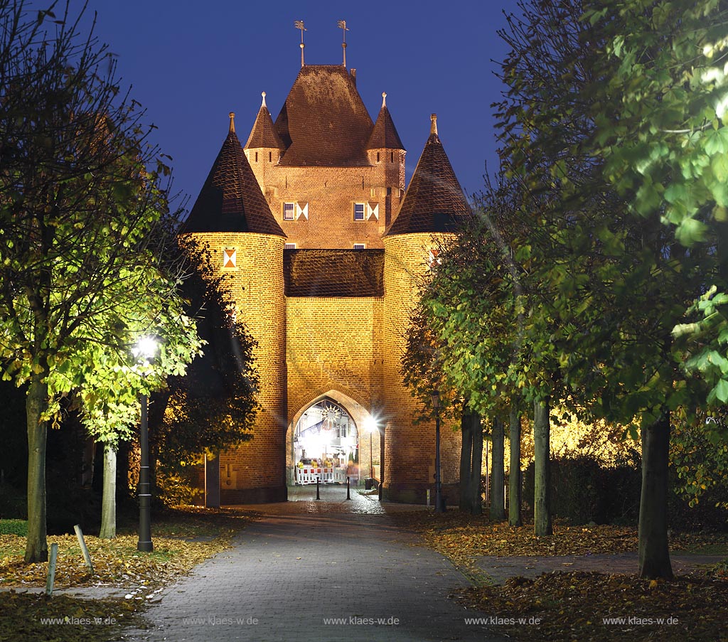 Xanten, Blick auf das Stadttor zur blauen Stunde; Xanten, view to the town gate at blue hour.