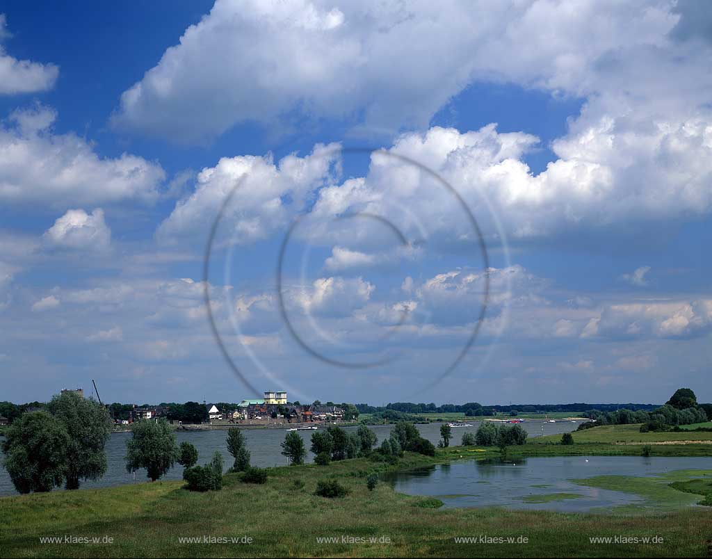 Rees, Kreis Kleve, Niederrhein, Regierungsbezirk Dsseldorf, Blick von Rheinbrcke, Rheinbruecke auf Rhein, Ort und Lanschaft   