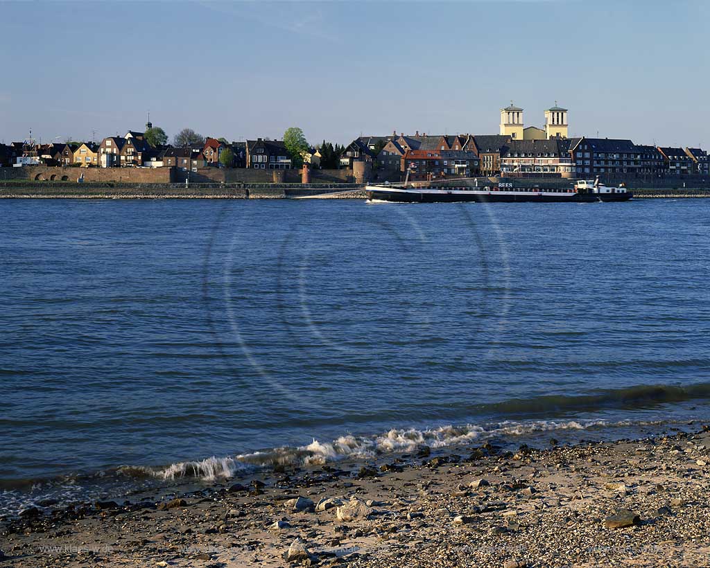 Rees, Kreis Kleve, Niederrhein, Regierungsbezirk Dsseldorf, Blick ber, ueber Rhein, Rheinfront mit Transportschiff auf Stadt   