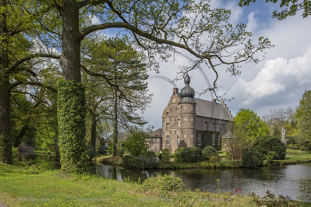 Straelen, Haus Coull, ein ehemaliges Rittergut im Fruehling; Straelen, mansion Haus Coull in springtime.