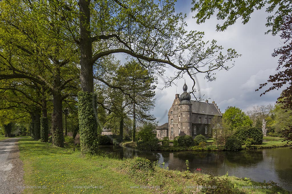 Straelen, Haus Coull, ein ehemaliges Rittergut im Fruehling; Straelen, mansion Haus Coull in springtime.