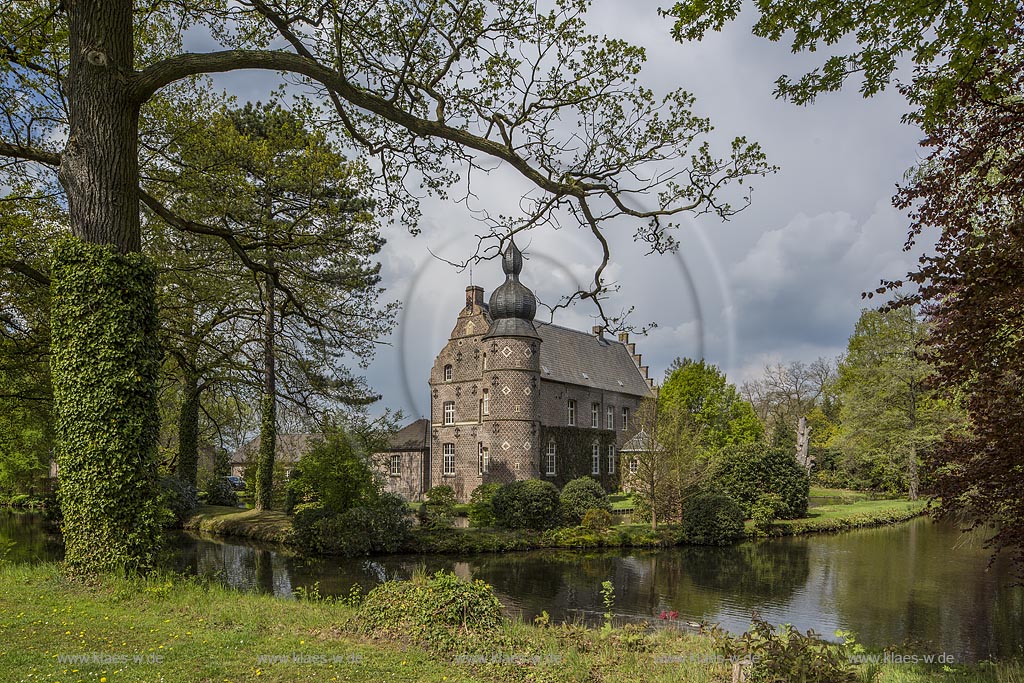 Straelen, Haus Coull, ein ehemaliges Rittergut im Fruehling; Straelen, mansion Haus Coull in springtime.